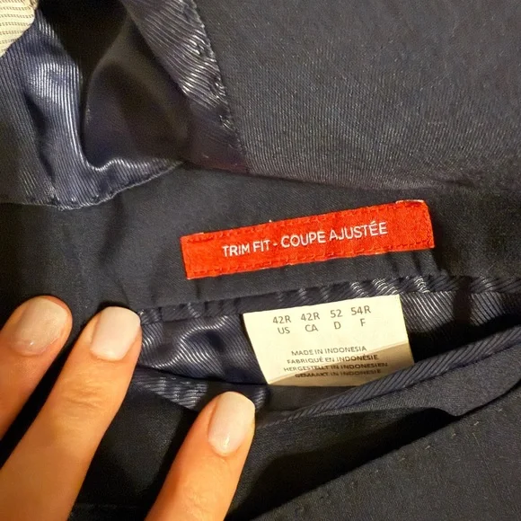 Saks Fifth Avenue Dark Navy Men’s Wool Suit 42 Jacket, 35 Pants